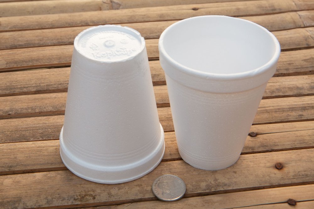 Styro cups na nakataob at nakatihaya.