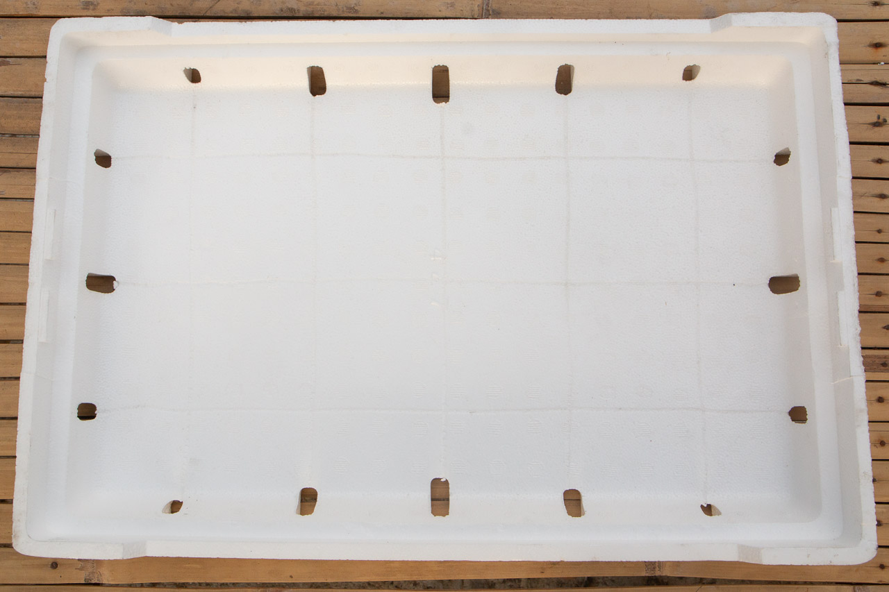 Itaas na bahagi ng grow box na pinapakita ang mga ginuhit na linyang gabay.